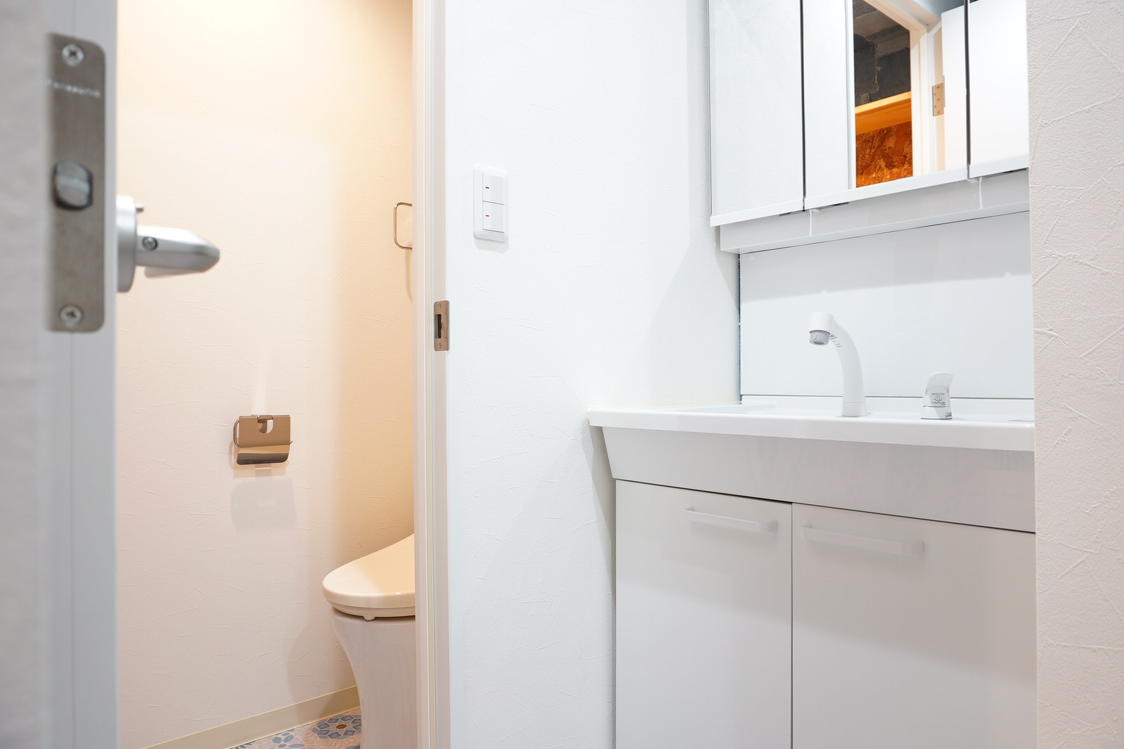 07号室のトイレと独立洗面台