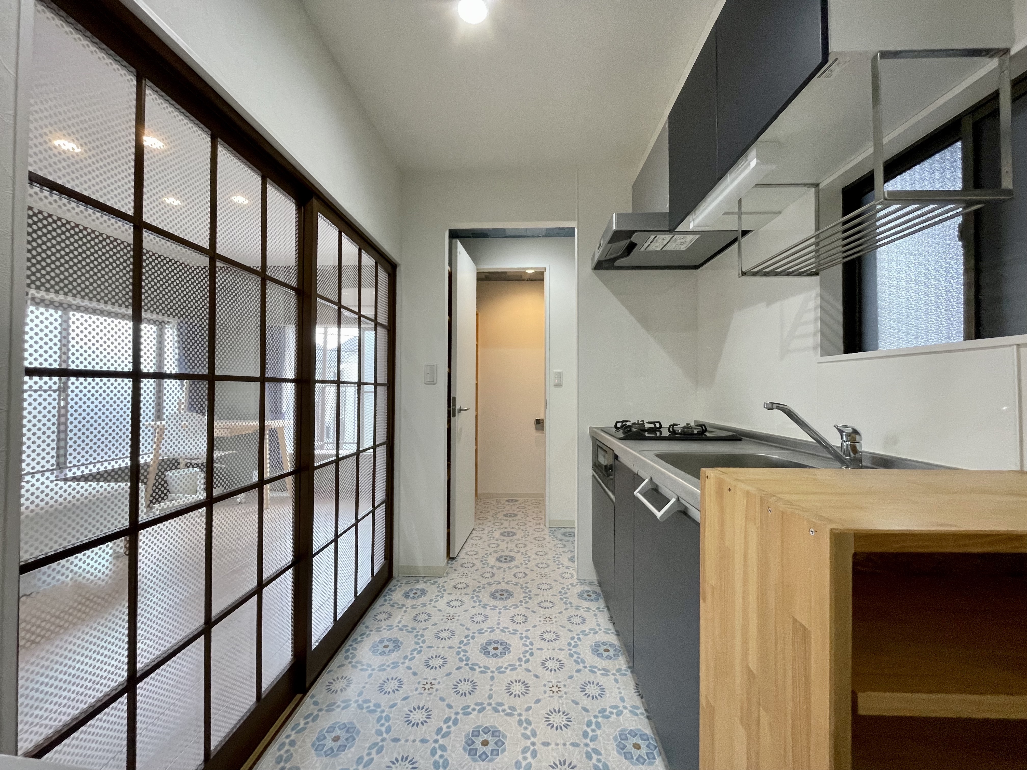07号室のキッチンから居室方向を見た様子。格子の建具で仕切られている