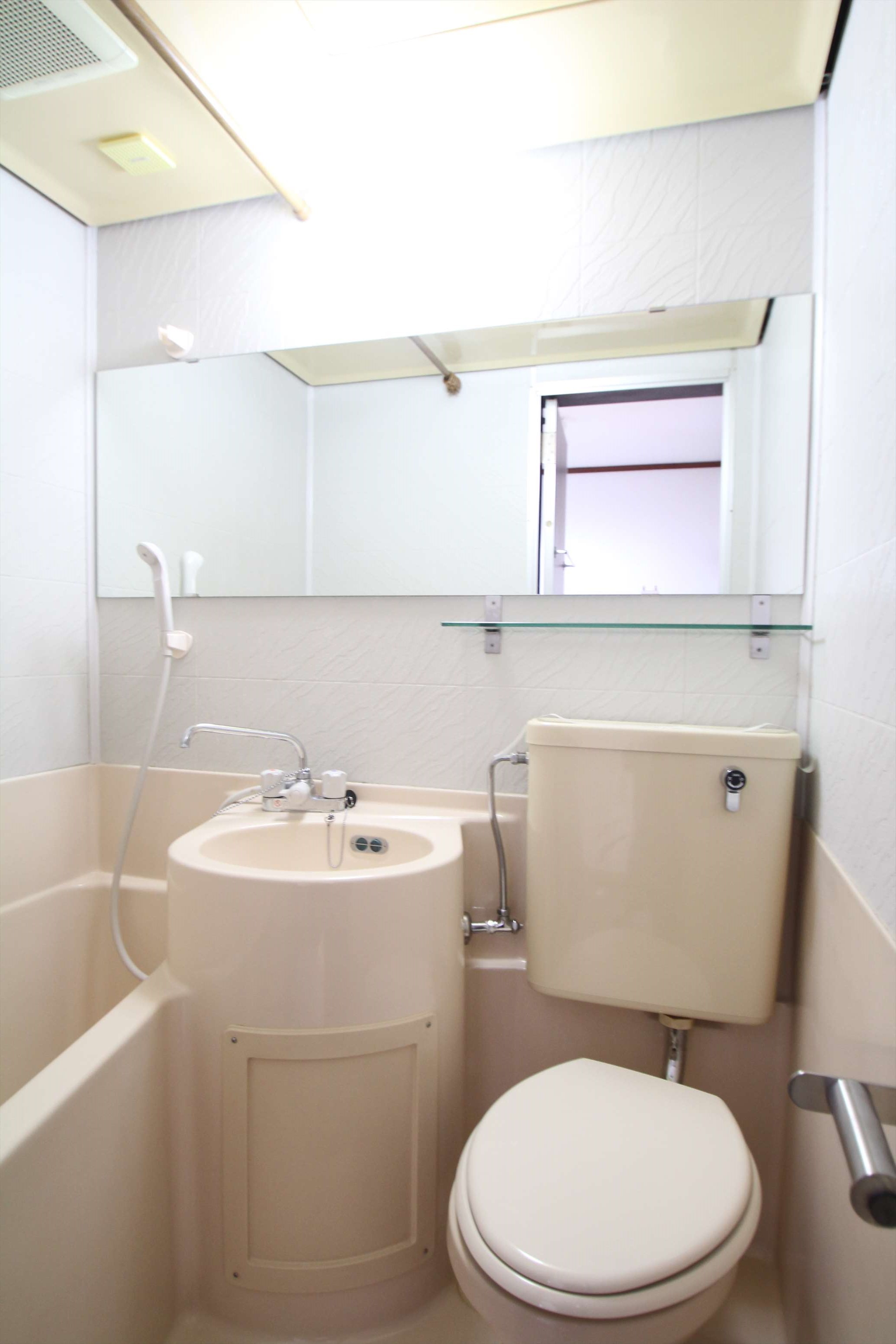 06号室の専有ユニットバス。浴槽・洗面台・トイレが一体になっている