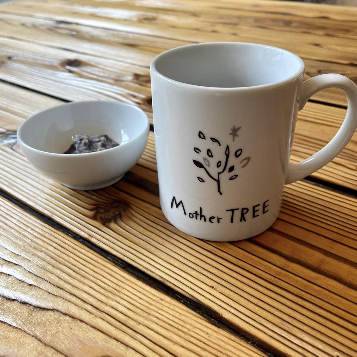 木のテーブルに置かれたMother TREEのマグカップ